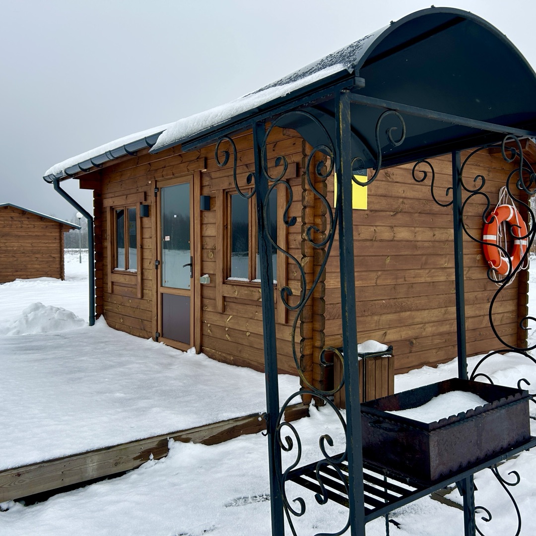 Рыбацкие домики на озере с зоной для барбекю Рыбацкие домики на озере с зоной для барбекю